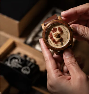 Jam tangan kayu Gentanala dirakit dengan tangan