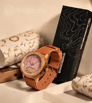 Jam tangan kayu Gentanala dengan kemasannya